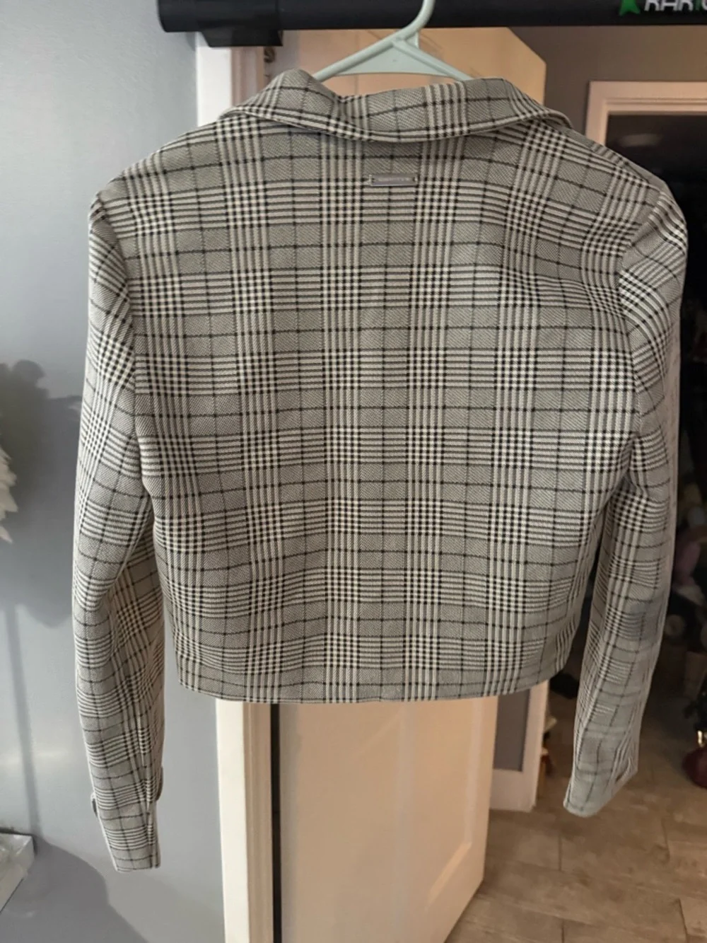Maniere De Voir Cream & Black Plaid Cropped Blazer - Picture 4 of 7